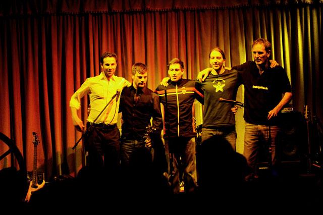 die komplette Band im Roadrunner's